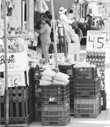  ?? FOTO: PAULINO FONSECA ?? > Jefes de familia deben de ser selectivos a la hora de comprar sus productos.