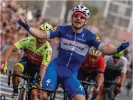  ??  ?? 2 Elia Viviani conquistó Tel Aviv.El velocista del QuickStep se anotó la primera jornada en línea. Un presagio de su gran carrera.