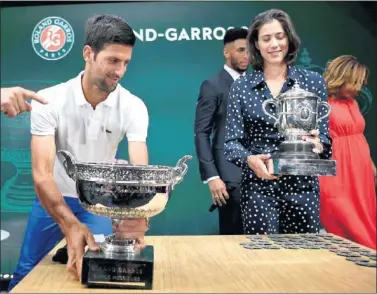  ??  ?? CAMPEONES. Novak Djokovic y Garbiñe Muguruza, con los trofeos que alzaron el año pasado.