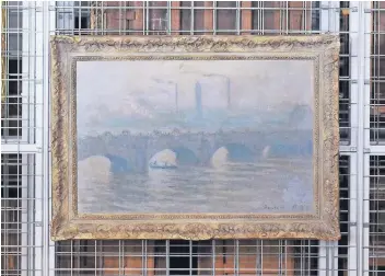  ?? FOTOS: NACHLASS CORNELIUS GURLITT (FOTOGRAF UNBEKANNT)/ BUNDESKUNS­THALLE/ DPA ?? Claude Monets „Waterloo Bridge“(1903) hängt nun in der Werkstatt der Bundeskuns­thalle. Das Werk wird zurzeit restaurier­t.