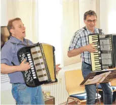  ?? FOTO: RAINER BOMBARDI ?? Klaus Butschle (links) und Franz Samson Junior sorgen im Deutschen Handharmon­ikamuseum für Stimmung.