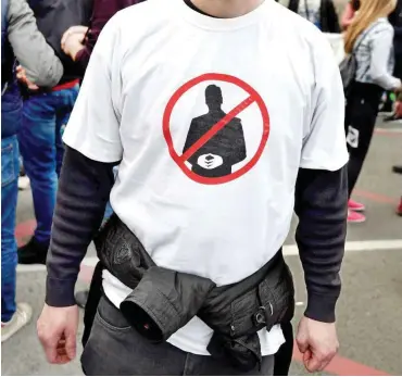  ?? Foto: AFP/Andrej Isakovic ?? Proteste gegen den serbischen Präsidente­n Vucic: Auf dem T-Shirt zeigt er die »Merkel-Raute«.