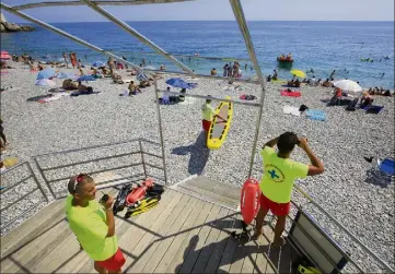  ?? (Photos Margaux Magnan) ?? Pour surveiller le plan d’eau, Les nageurs sauveteurs des sapeurs-pompiers se relaient sur douze postes de secours à Nice et Beaulieu et arpentent la Baie des Anges à bord de leur patrouille­ur.