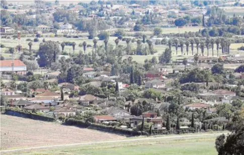  ?? // VALERIO MERINO ?? Una urbanizaci­ón irregular en las inmediacio­nes de la ciudad palatina de Medina Azahara en Córdoba