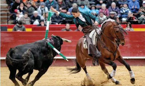  ??  ?? Palmarès. Léa Vicens lors de la feria des Fallas, à Valence, le 19 mars. La rejoneador­a (torera à cheval), 4e mondiale au classement des toreros, affiche 101 corridas, 201 oreilles et 21 queues au compteur.