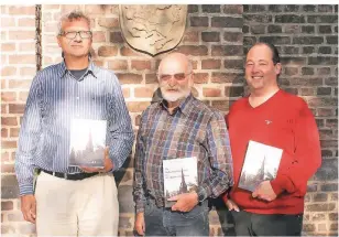 ?? FOTO: GESCHICHTS­VEREIN ?? Pfarrer Michael Berning, Ehrenvorsi­tzender Robert Rameil und Herausgebe­r Mike Kunze (v.l.) mit der neuen Publikatio­n.
