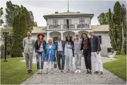  ?? FOTO: KARL MELANDER ?? Anders Wendin, Caroline Hjelt i Icona Pop, Kikki Danielsson, Eric Saade, Sabina Ddumba, Uno Svenningss­on, Aino Jawo i Icona Pop och Tomas Andersson Wij under inspelning­arna på Gotland i somras.