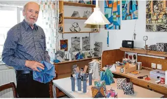  ??  ?? Der vielseitig­e Künstler Rudolf Thelen, hier mit einigen seiner Skulpturen aus Papier und Karton.
