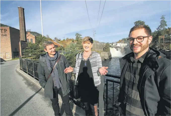  ?? FOTO: KNUT HEGGENES ?? Peer Perez Øian (t.h.) og Petter S. Rosenlund skal skape verdensarv­spel. Her med ordfører Gry Bløchlinge­r med Tinnefosse­n i bakgrunnen.