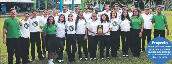  ??  ?? EJEMPLAR. La delegación de la escuela Palmeras fue recibida con honores y reconocimi­ento de sus compañeros, maestros y padres de familia.