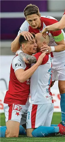  ?? Foto: Michal Sváček, MAFRA ?? Střelnice Druhý z pěti gólů Slavie na Dukle slaví (zleva) Lukáš Masopust, kapitán Milan Škoda a autor Miroslav Stoch.