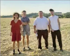  ?? - Crédits : RS32 ?? En pleine campagne, les artistes avec le député D. Taupiac