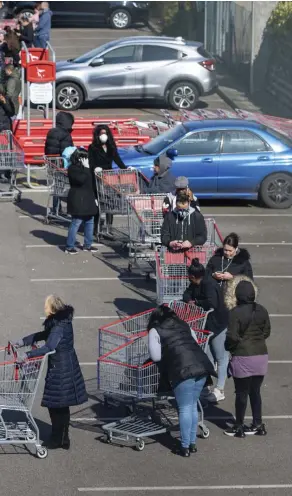  ?? FOTO: DOMINIC
LIPINSKI/TT-AP ?? Det var lång kö utanför stormarkna­den Costco i Croydon i södra London i söndags.