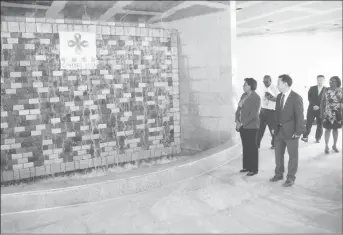  ??  ?? Minister Cathy Hughes and Economic and Commercial Counselor from the Chinese Embassy Shen Huiyong view the upgraded backdrop.