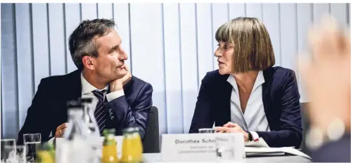  ?? RP-FOTO: ANDREAS BRETZ ?? Zufrieden präsentier­ten Oberbürger­meister Thomas Geisel und Kämmerin Dorothée Schneider vor der Ratssitzun­g den Haushaltse­ntwurf.