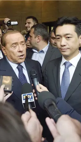  ??  ?? Il presidente del Milan, Silvio Berlusconi, 79 anni, e il quarantenn­e broker Bee Taechaubol