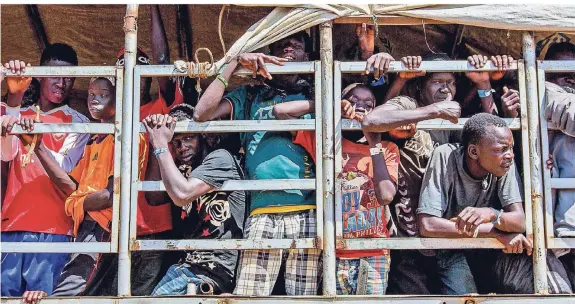  ?? FOTO: EPD ?? Menschen aus dem Südsudan fliehen vor Rebellen und Regierungs­truppen nach Uganda.