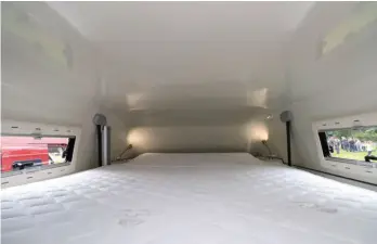  ??  ?? ▲ Pour se mettre en place, le couchage de pavillon profite d’une assistance électrique, et nul besoin de toucher au salon juste en dessous pour cela. Et appréciez les dimensions du lit double : 150/140 x 200 cm !