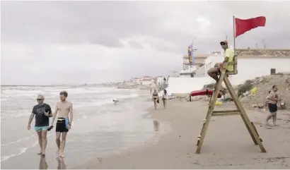  ?? Foto: Stephan Kippes ?? Der Deveses-Strand in Dénia verschwand bei roter Flagge fast komplett im Meer.