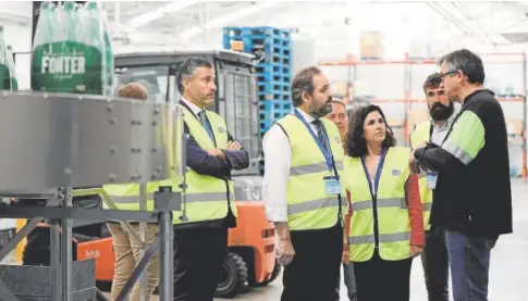  ?? // ABC ?? Paco Núñez en su visita ayer a la empresa Font Vella en Sigüenza