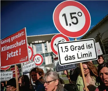  ?? FOTO: MICHAEL KAPPELER/DPA ?? Vor dem Kanzleramt demonstrie­ren Aktivisten für schnelles Handeln beim Klimaschut­z.