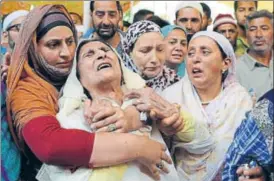  ?? AFP ?? Relatives of lynched police officer Mohammad Ayub Pandith mourn in Srinagar Friday.