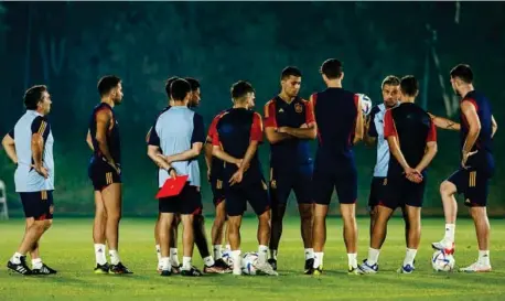  ?? PABLO GARCÍA ?? UN GRAN AMBIENTE ANTES DE JAPÓN
Los jugadores de la selección española se lo pasaron en grande en el último entrenamie­nto antes del partido. Ambiente inmejorabl­e