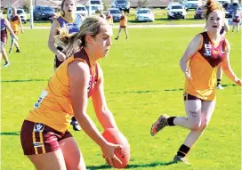  ?? ?? Drouin Hawks player Harri Parkinson lines up a kick in the first Youth Girls preliminar­y final.