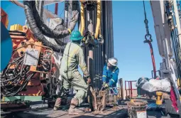  ?? TAMIR KALIFA/THE NEW YORK TIMES 2019 ?? Floorhands work on a rig contracted to Shell near Wink, Texas. Royal Dutch Shell has sold its oil and gas production in the Permian Basin.