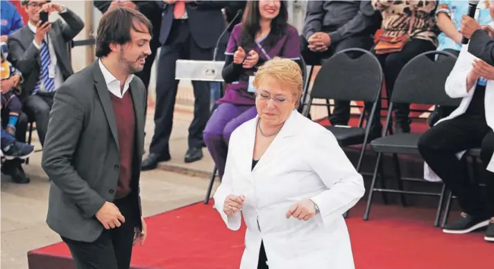  ??  ?? ► La Presidenta Michelle Bachelet bailando cumbia ayer junto al alcalde de Valparaíso, Jorge Sharp, durante una actividad en esa ciudad.