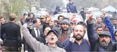  ?? Associated Press ?? ↑
A vehicle carrying Fawad Chaudhry is surrounded by PTI supporters and media as it arrives at a court in Lahore on Wednesday.