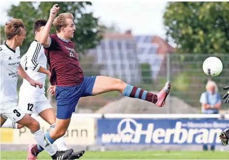  ?? FOTO: LINDEKAMP ?? Gegen die abwehrstar­ken Walbecker will der SV Vrasselt - hier Fabian Berntsen - einen Sieg einfahren.