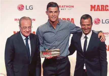  ?? (Foto EPA) ?? Ronaldo bersama pengurusny­a, Jorge Mendes (kanan) dan Presiden Real Madrid, Florentino Perez selepas menerima anugerah Marca Leyenda di Madrid, Sepanyol, kelmarin.