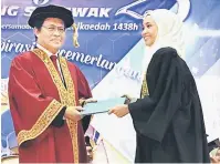  ??  ?? TAHNIAH: Dr Abdul Rahman menyampaik­an sijil diploma kepada Izza Nadzira Abu Bakar daripada Jabatan Kejurutera­an Awam pada Majlis Konvokesye­n PKS Sidang Keempat, di Kuching, semalam.