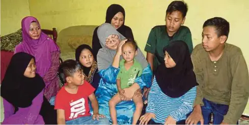  ?? Masfozah Masbah ?? MASFOZAH (tengah) bersama anak-anaknya di rumah mereka di Taman Berjaya Permai, Sungai Soi. Kami kini hilang punca pendapatan. Sebelum ini, semua bergantung kepada arwah suami, tetapi kini kami sekeluarga tidak mempunyai apa-apa”