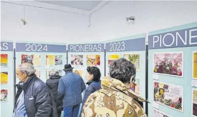 ?? DPT ?? Personas mirando la exposición de las ‘Pioneras turolenses’ en Barrachina, su primera parada en la comunidad.