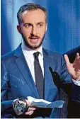  ??  ?? Satiriker Jan Böhmermann (hier bei der Grimme Preisverle­ihung) hält den Mu sikpreis für „Kommerzkac­ke“...