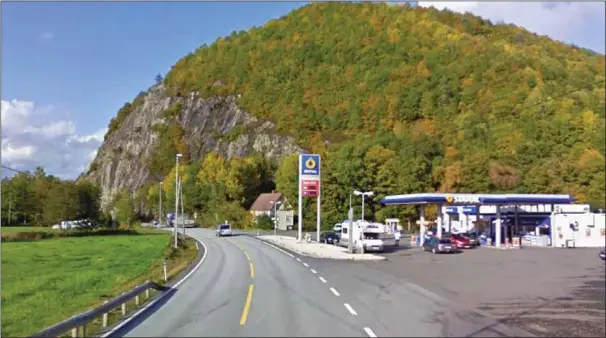  ?? FOTO: GOOGLE STREET VIEW ?? Det var her ved bensinstas­jonen på Sira at vogntoget dundret forbi politiets kontrollpo­st. Nå er sjåføren fra Østfold dømt til 14.000 kroner i bot og en tilvaerels­e som fotgjenger i tre måneder.