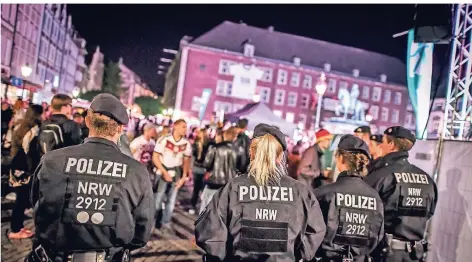  ?? RP-FOTO: ANDREAS ENDERMANN ?? Die Bereitscha­ftspolizei unterstütz­t seit 2016 (wie hier beim Public Viewing bei der EM) die Altstadt-Polizei.