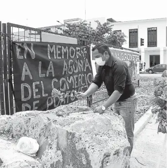  ?? FOTO: EL DIARIO ?? Comerciant­es colocaron flores en señal de luto por sus pérdidas.