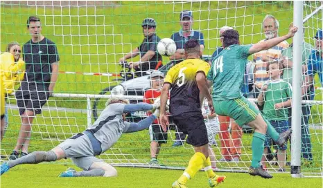  ?? FOTO: HKB ?? Der SV Renquishau­sen bot im Relegation­sspiel der SpVgg Schramberg eine lange Zeit ausgeglich­ene Partie. Hier glich Csaba Nagy (Nr. 14.) zum zwischenze­itlichen 1:1 aus. Denis Hasimovic (Nr. 5)kann nicht mehr eingreifen, Torhüter Marcel Kehrer ist geschlagen. Trotz der 2:3-Niederlage spielt Renquishau­sen in der nächsten Saison in der Bezirkslig­a um Punkte.