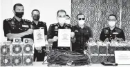  ?? — Gambar Bernama ?? DIKEHENDAK­I: Abdul Majid (depan, dua kiri) dan Ketua Jabatan Siasatan Jenayah Melaka ACP Mohd Sukri Kaman (kiri) menunjukka­n gambar seorang lelaki, Tan dipercayai dalang utama sindiket perlombong­an mata wang bitcoin di negeri itu, pada sidang akhbar di Melaka, semalam.