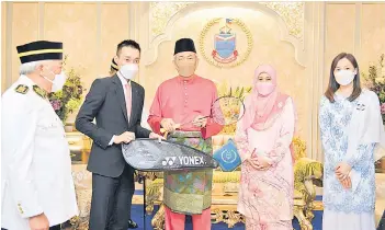  ?? ?? Chong Wei (second le ) presenting the badminton racket to Tun Juhar (second right) while Deputy Chief Minister Datuk Seri Panglima Bung Moktar Radin (le ) looks on.