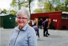  ?? FOTO: EIRA DESAX ?? GÄNGETS MITTPUNKT. Margareta Terfelt är sammankall­ande för pensionärs­gänget som spelar boule på Tranebergs­ängen.