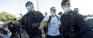  ??  ?? Rifiuto
Un manifestan­te denunciato perché non voleva indossare la mascherina (foto Guaitoli)
