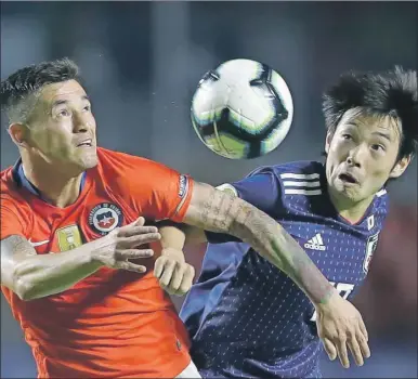  ??  ?? El chileno Charles Aranguiz (izquierda) disputa el esférico con el japonés Shoya Nakajima, en el primer partido de ambas seleccione­s en Brasil