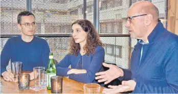  ?? FOTO: ANSGAR KÖNIG ?? Wollen in Ostwürttem­berg Strukturen für eine neue Partei schaffen (von links): Alexander Relea-Linder, Jessica Tatti und Roland Hamm vom „Bündnis Sahra Wagenknech­t“.