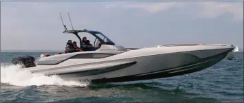  ??  ?? Le Hawk 38, lancé en juin dernier, est l’ultime collaborat­ion entre Buzzi et Sunseeker. On reconnaît les stabilisat­eurs gonflables issus du patrouille­ur FB38.