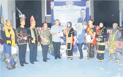  ?? ?? SYABAS: Ghulam (lima kiri) bersama sebahagian warga pendidik SMK Pengalat ketika merasmikan sambutan Hari Guru dan Pesta Kaamatan peringkat sekolah itu.