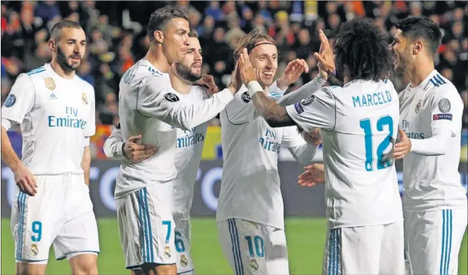  ??  ?? UNIÓN. Los jugadores del Madrid están mentalizad­os para revertir en diciembre la delicada situación que tienen ahora mismo en Liga.
